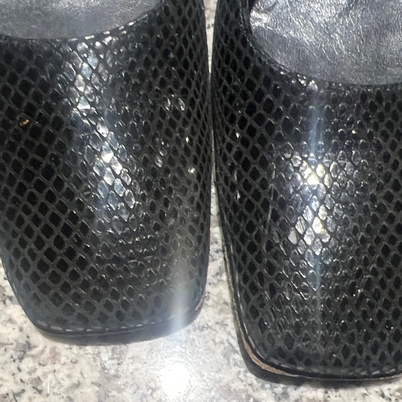 Stuart Weitzman womens Sz 9 black faux snakeskin fabric block heel pumps Vtg - Picture 9 of 13